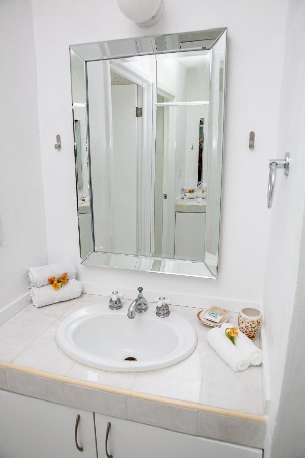 Brisas Shores Ocean View Apartments On The Beach With Pool, Cancun Hotel Zone Apartment