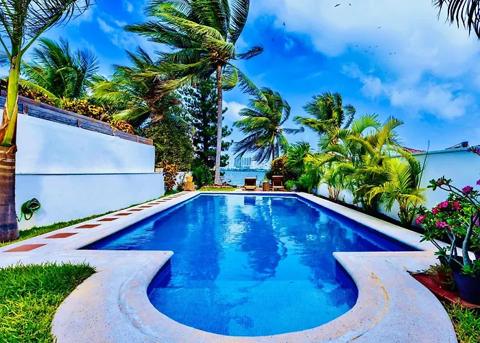 Magnifica Villa Palmeras Luxurious 4 Bedroom 6 Bds 4 Ba Private Pool Lagoon Front Super Fast Wifi