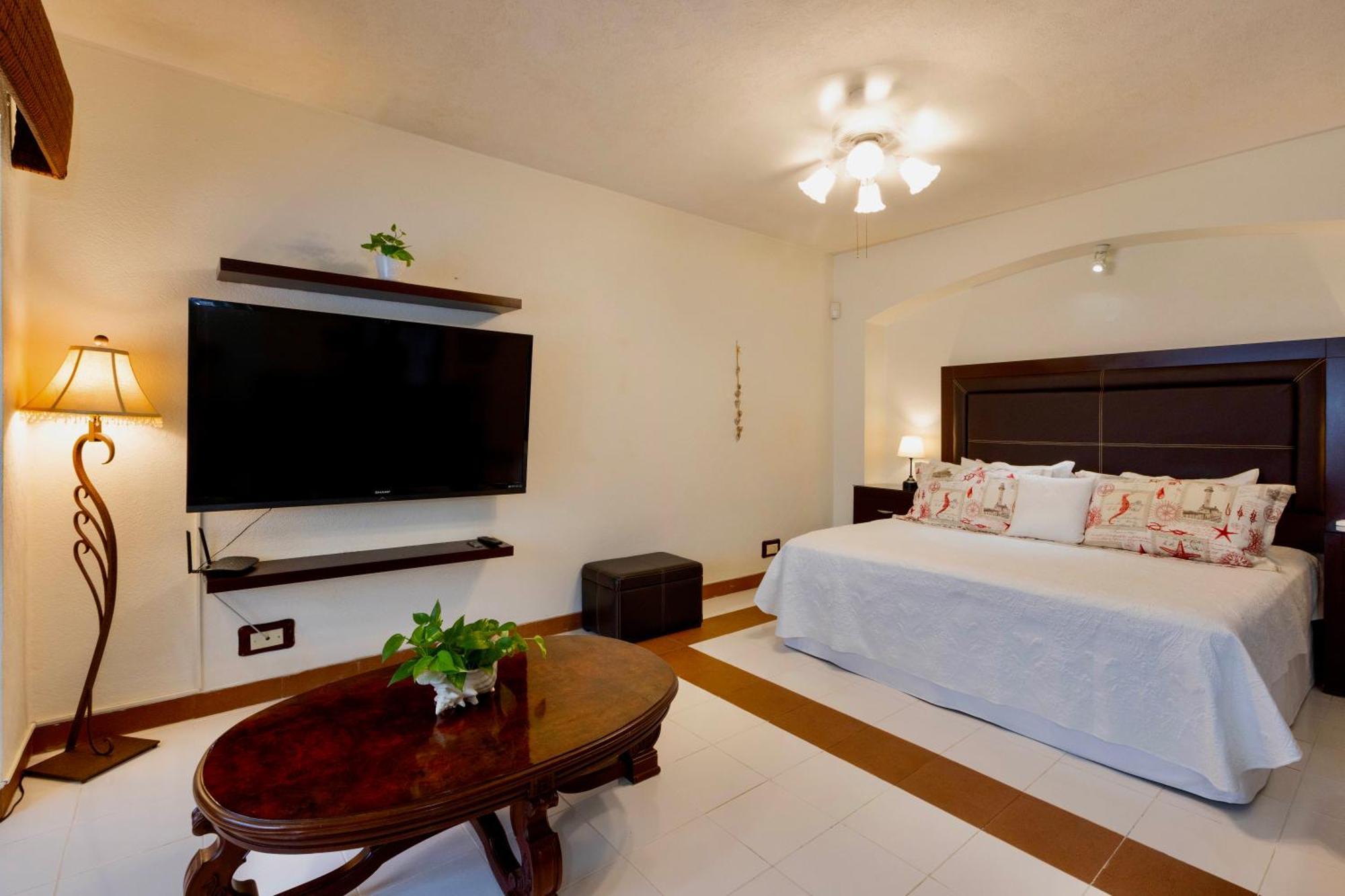 Villa Magnifica Palmeras Luxurious 4 Bedroom 6 Bds 4 Ba Private Pool Lagoon Front Super Fast Wifi *