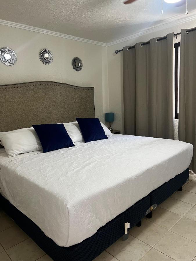 Apartment Zone, Beachfront 2 Bedroom - Prime Location *