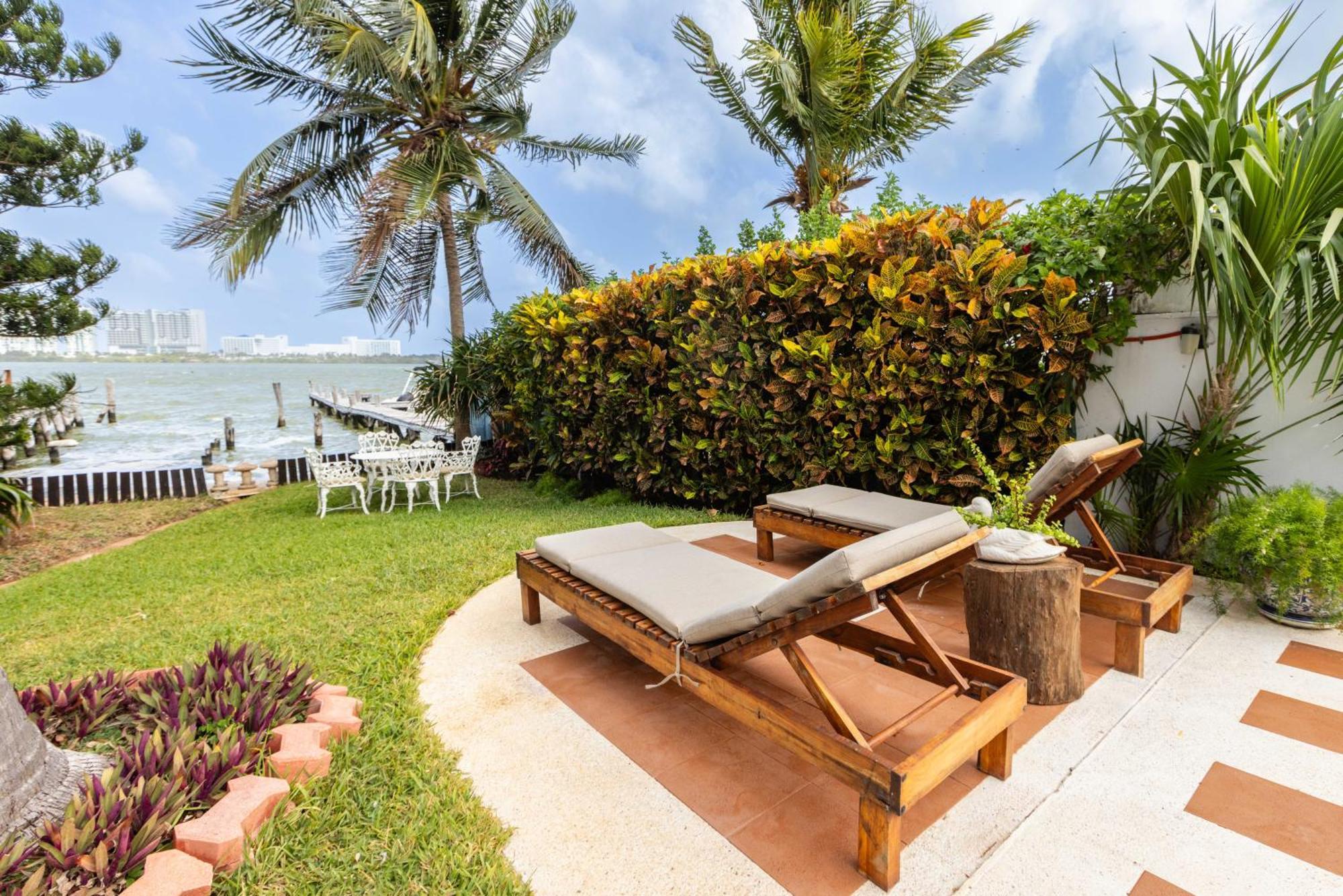 Magnifica Palmeras Luxurious 4 Bedroom 6 Bds 4 Ba Private Pool Lagoon Front Super Fast Wifi Villa *