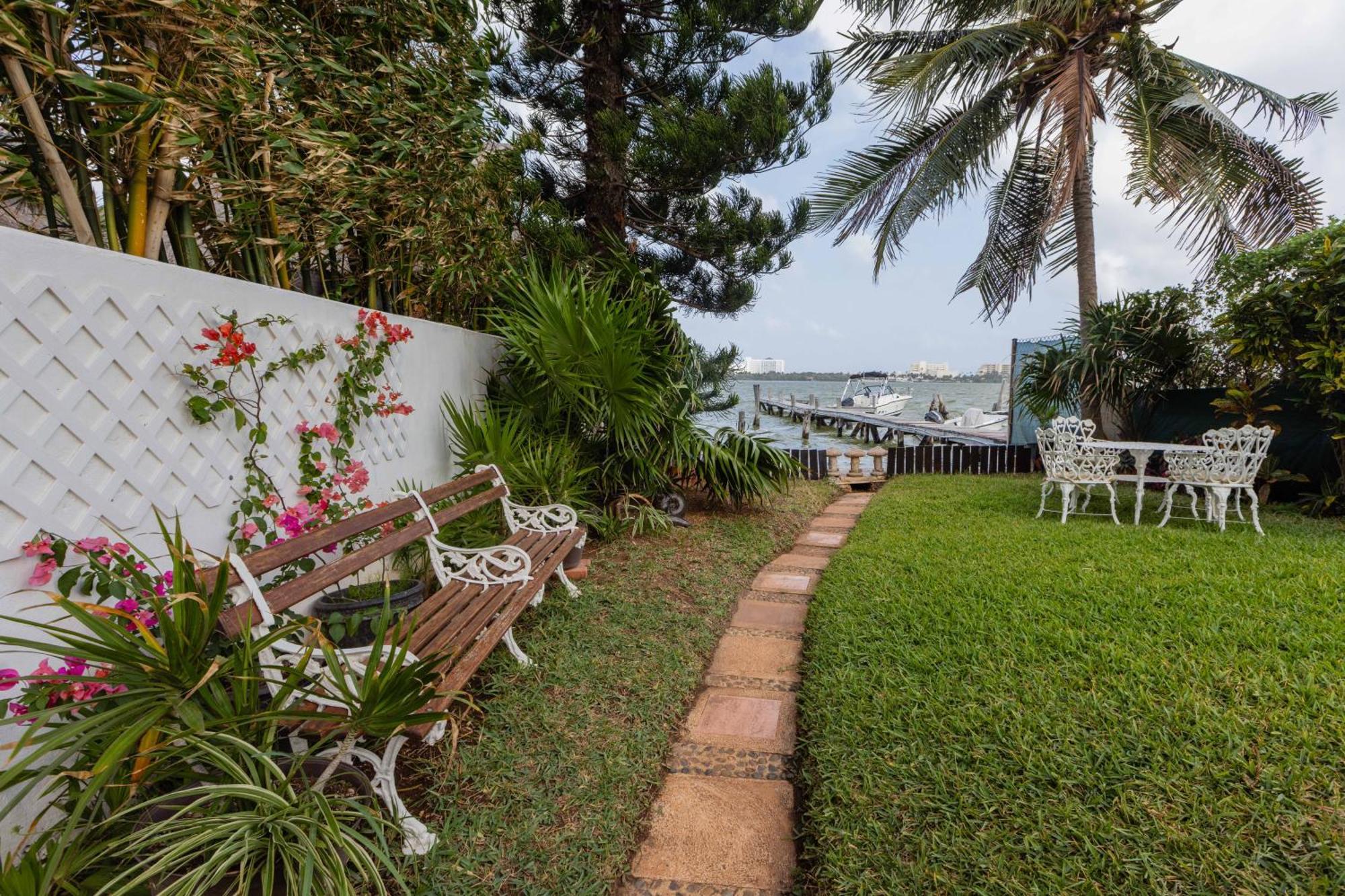 Magnifica Palmeras Luxurious 4 Bedroom 6 Bds 4 Ba Private Pool Lagoon Front Super Fast Wifi *