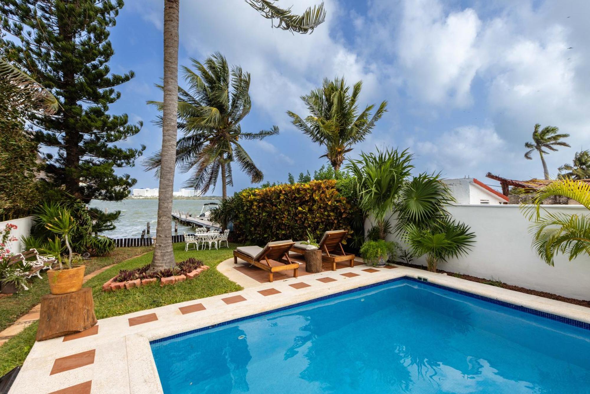 Magnifica Palmeras Luxurious 4 Bedroom 6 Bds 4 Ba Private Pool Lagoon Front Super Fast Wifi