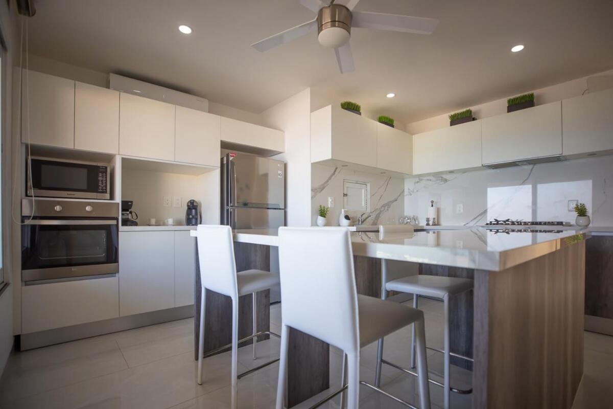 Ocean & Lagoon View Penthouse Apartment *