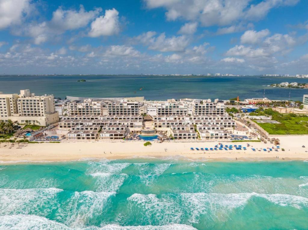 Zone - 2 Bedroom Beachfront, Bright And Spacious * Cancun