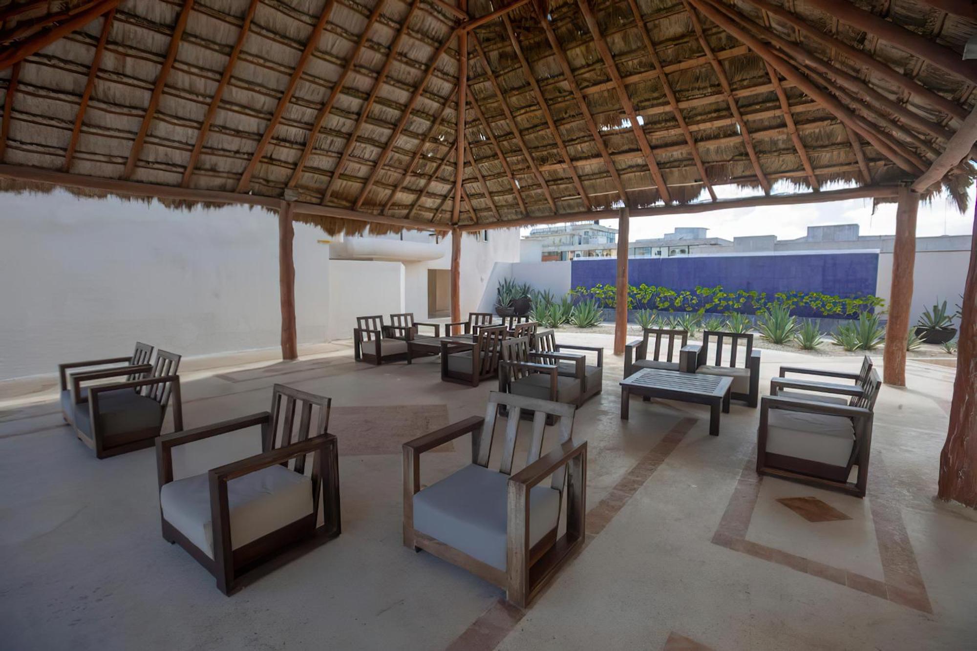 Zone - 2 Bedroom Beachfront, Bright And Spacious * Cancun