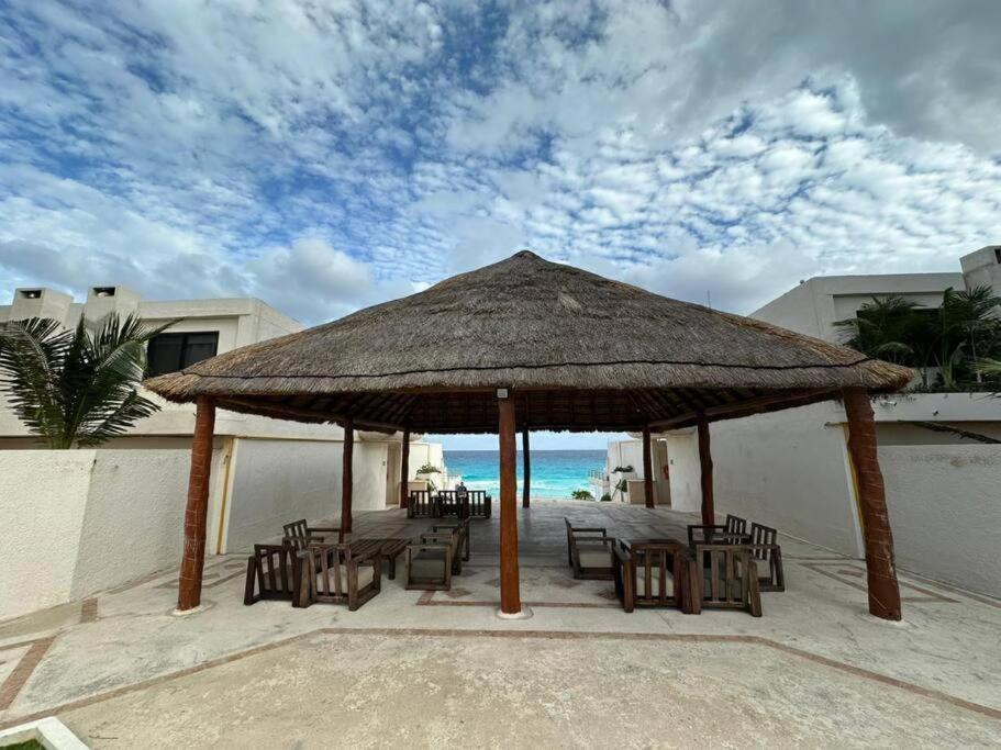 Apartment Zone - 2 Bedroom Beachfront, Bright And Spacious