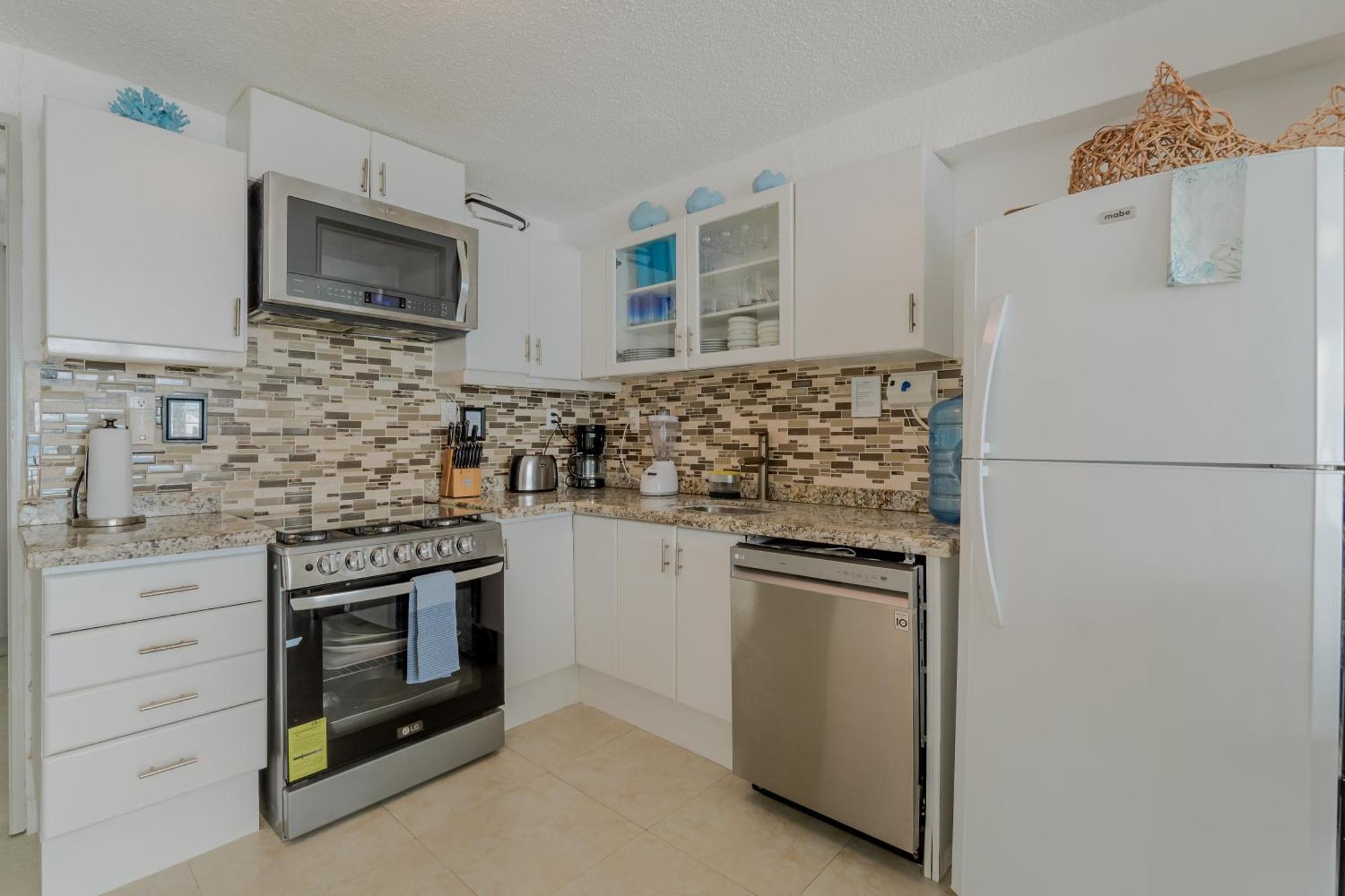 Zone - 2 Bedroom Beachfront, Bright And Spacious * Cancun