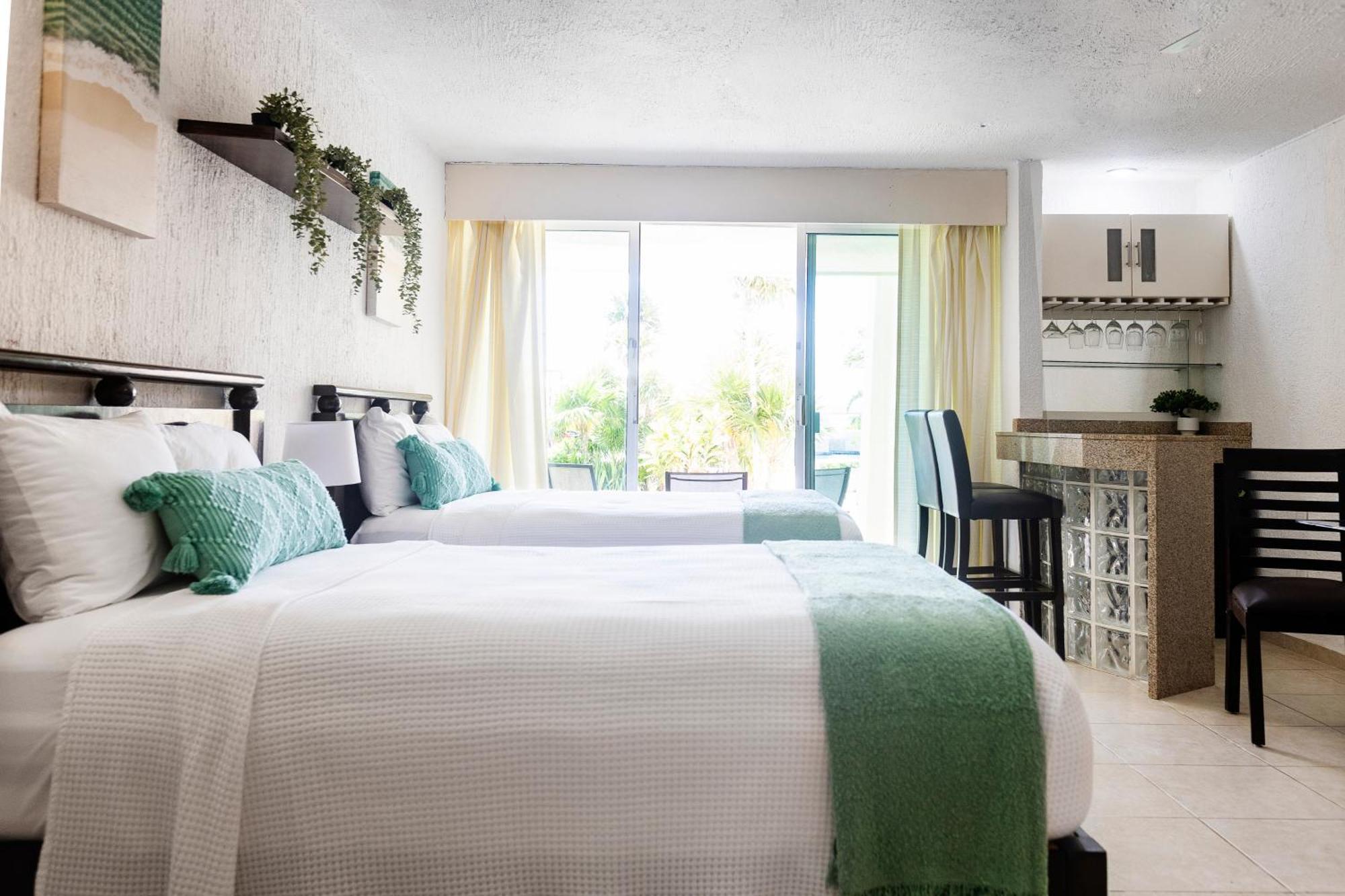 Apartment Garden Level With Partial Ocean View Zone *
