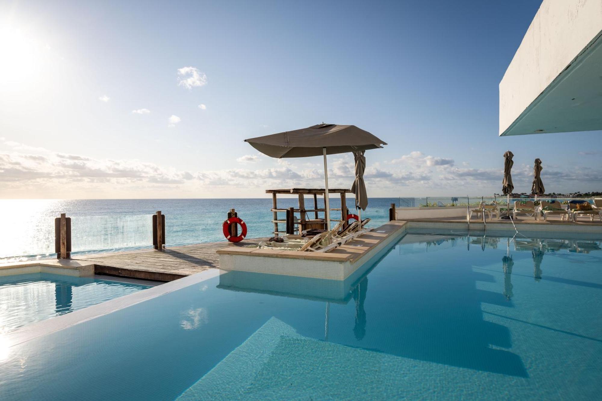 Ocean View Modern & Luxury Amenities Apartment Cancun