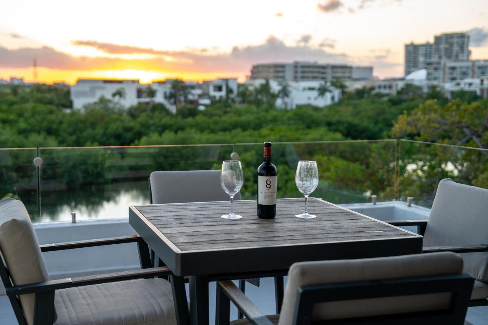 6br Modern Oceanfront W/ Infinity Pool Holiday home