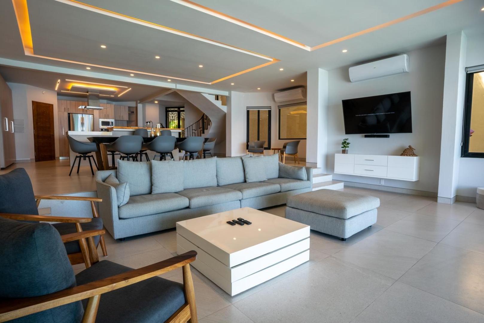 Holiday home 6br Modern Oceanfront W/ Infinity Pool *