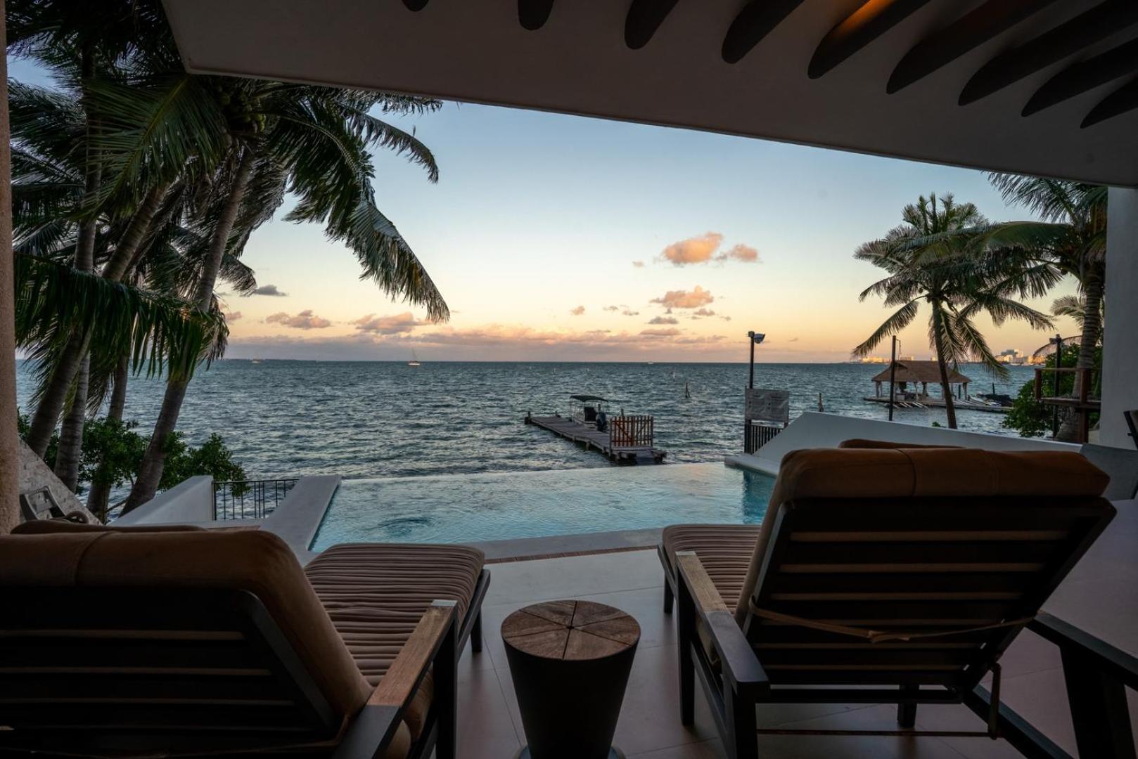6br Modern Oceanfront W/ Infinity Pool Holiday home