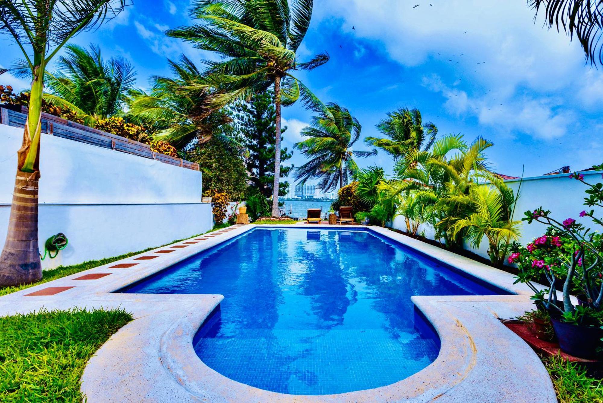 Magnifica Palmeras Luxurious 4 Bedroom 6 Bds 4 Ba Private Pool Lagoon Front Super Fast Wifi