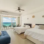 *Turquoise Escape- Beachfront Studio By Casa Paraiso*