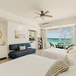 *Turquoise Escape- Beachfront Studio By Casa Paraiso*